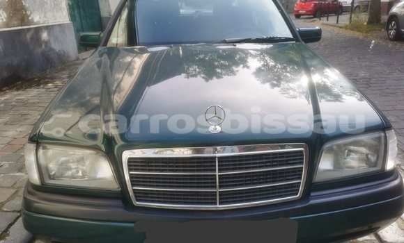 Comprar Usado Mercedes-Benz C-Classe Green Carro em Bissau em Bissau Comprar Usado Mercedes-Benz C-Classe Green Carro em Bissau em Bissau